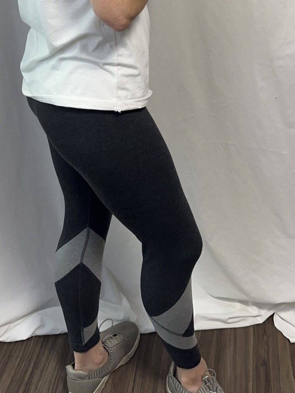 Old Navy Active Go-Dry Balance Charcoal Grey Colorblock Cropped Leggings - Picture 2 of 7
